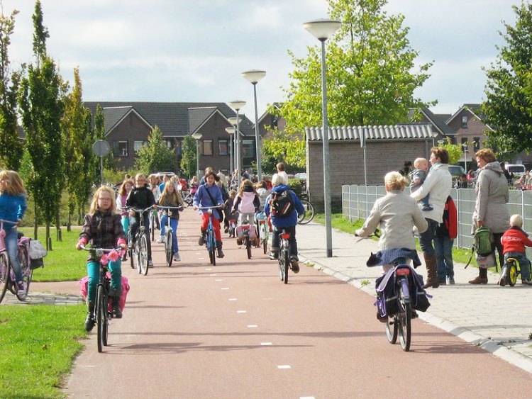 schoolchildren-ride-bikes-on-safe-cyclepath-in-netherlands